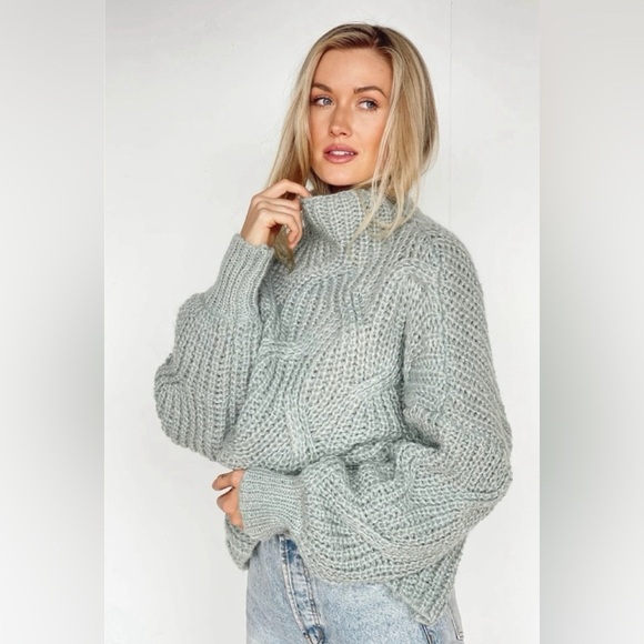 NWOT Vestique Sage-colored Sweater - Picture 4 of 5